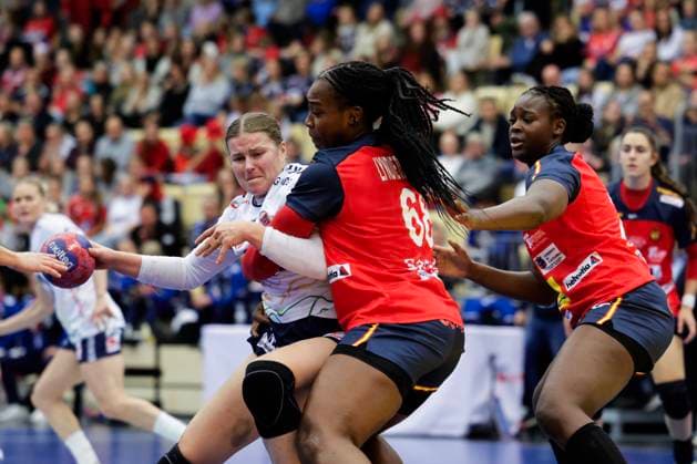 Posten Cup Norway Spain Sotra 20251120 Norway s Maren Nyland Aardahl and Spania s Lyndie Tchaptchet during the handball match between Norway and Spain during the Posten Cup in Sotra Arena Photo Paul S Amundsen NTB Sotra Norway EDITORIAL USE ONLY RESTRICTED USE FOR BETTING COMPANIES  Copyright: xPaulxS.xAmundsenx xNTBx