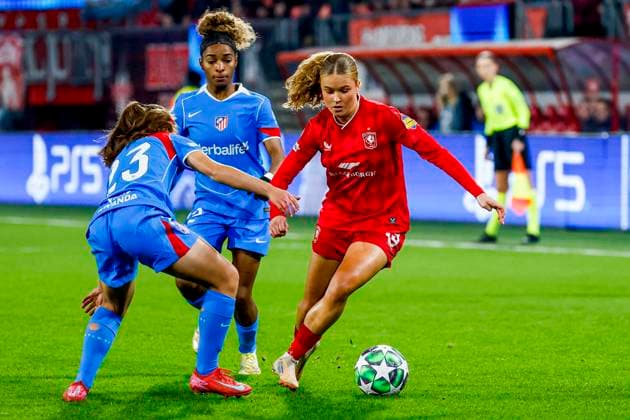 Sophie Proost of FC Twente dribbles with the ball under pressure from Alexia Fernandez of Atletico Madrid FC Twente v Club Atletico de Madrid, UEFA Women s Champions League 2025 26 League Phase MD4, FC Twente v Club Atletico de Madrid, FC Twente Stadion, November 20, 2025, Enschede, Netherlands.