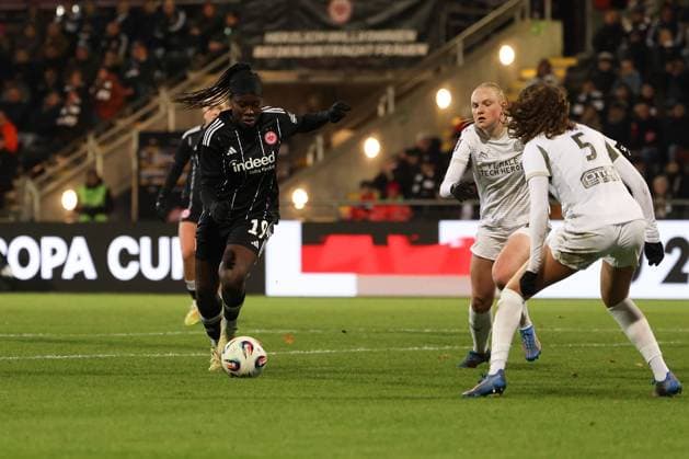 2025.11.20 xJFx Qualifikationsrunde UEFA Women™s Europa Cup 2025 2026 Achtelfinal-Rückspiel Eintracht Frankfurt - PSV Eindhoven v.l., Nicole Anyomi (Eintracht Frankfurt) schiesst das Tor zum 1:1 (DFL DFB REGULATIONS PROHIBIT ANY USE OF PHOTOGRAPHS as IMAGE SEQUENCES and or QUASI-VIDEO) Copyright: JoaquimxFerreira