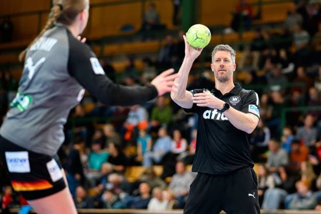 Handball, Frauen Laenderspiel - Schweiz - Deutschland Trainer Markus Gaugisch (Deutschland) St. Gallen Kreuzbleiche Schweiz