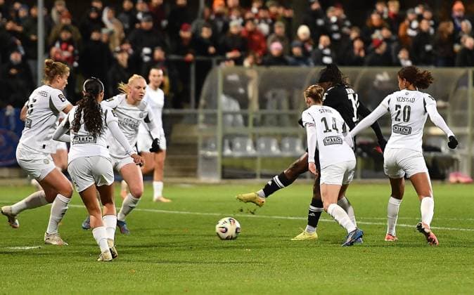20.11.2025, xhbx, Fussball UEFA Women EuropaCup, Eintracht Frankfurt Frauen - PSV Eindhoven v.l. Goal scored, Tor zum 1:1 durch Nicole Anyomi (Eintracht Frankfurt Damen) (DFL DFB REGULATIONS PROHIBIT ANY USE OF PHOTOGRAPHS as IMAGE SEQUENCES and or QUASI-VIDEO) Frankfurt
