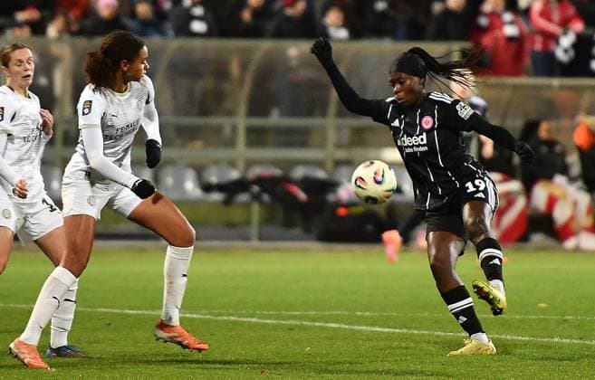 20.11.2025, xhbx, Fussball UEFA Women EuropaCup, Eintracht Frankfurt Frauen - PSV Eindhoven v.l. Nina Nijstad (PSV Endhoven), Nicole Anyomi (Eintracht Frankfurt Damen) (DFL DFB REGULATIONS PROHIBIT ANY USE OF PHOTOGRAPHS as IMAGE SEQUENCES and or QUASI-VIDEO) Frankfurt
