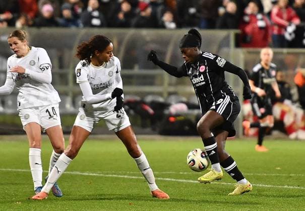 20.11.2025, xhbx, Fussball UEFA Women EuropaCup, Eintracht Frankfurt Frauen - PSV Eindhoven v.l. Laura Strik (PSV Endhoven), Nina Nijstad (PSV Endhoven), Nicole Anyomi (Eintracht Frankfurt Damen) (DFL DFB REGULATIONS PROHIBIT ANY USE OF PHOTOGRAPHS as IMAGE SEQUENCES and or QUASI-VIDEO) Frankfurt