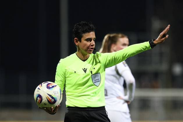 2025.11.20 xJFx Qualifikationsrunde UEFA Women™s Europa Cup 2025 2026 Achtelfinal-Rückspiel Eintracht Frankfurt - PSV Eindhoven v.l., Schiedsrichterin Catarina Campos POR gibt Anweisungen, gestikuliert, mit den Armen gestikulieren gives instructions, gesticulate. (DFL DFB REGULATIONS PROHIBIT ANY USE OF PHOTOGRAPHS as IMAGE SEQUENCES and or QUASI-VIDEO) Copyright: JoaquimxFerreira