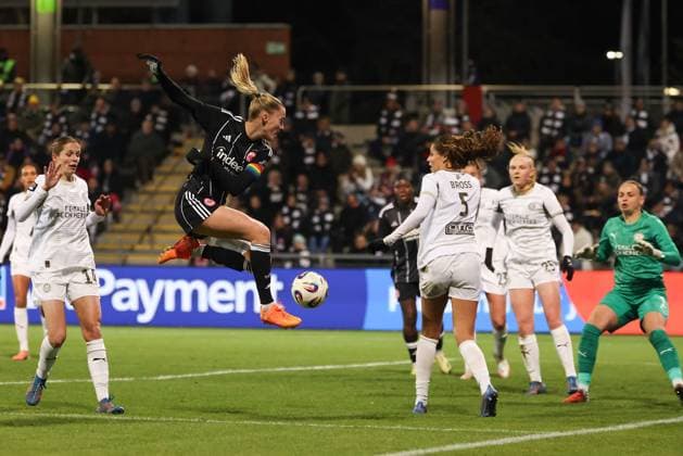 2025.11.20 xJFx Qualifikationsrunde UEFA Women™s Europa Cup 2025 2026 Achtelfinal-Rückspiel Eintracht Frankfurt - PSV Eindhoven v.l., Laura Freigang (Eintracht Frankfurt) in aktion, in action, , Goalkeeper Nicky Evrard (PSV Eindhoven) (DFL DFB REGULATIONS PROHIBIT ANY USE OF PHOTOGRAPHS as IMAGE SEQUENCES and or QUASI-VIDEO) Copyright: JoaquimxFerreira