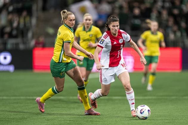 251120 Ellen Wangerheim of Hammarby and Danique Noordman of Ajax during the UEFA Women s Europa Cup football match between Hammarby and Ajax on November 20, 2025 in Stockholm. Photo: Emma Wallskog BILDBYRAN COP 320 EW0590 fotboll football soccer fotball europa cup hammarby ajax uefa womens europa cup dam bbeng bbauto Copyright: EMMAxWALLSKOG BB251120EW028