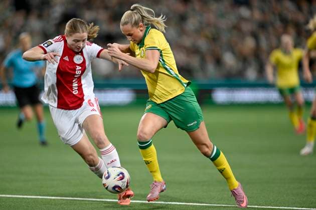 STOCKHOLM, SVERIGE 20251120 Ajax Jonna van de Velde mot Hammarbys Ellen Wangerheim under torsdagens Europa Cup-kvalmatch 2 av 2 mellan Hammarby IF och AFC Ajax pa 3Arena. STOCKHOLM SVERIGE x10050x