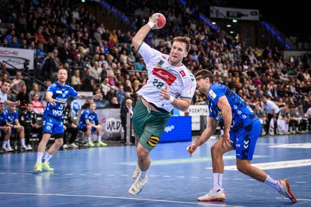 Tom Bergner (TSV GWD Minden, 28) zieht vorbei an Antonio Serradilla (TVB Stuttgart, 05) GER, TVB 1898 Stuttgart - TSV GWD Minden, DAIKIN HBL, Handball, Bundesliga, 13. Spieltag, Spielzeit 2025 2026, 20.11.2025 GER, TVB 1898 Stuttgart - TSV GWD Minden, DAIKIN HBL, Handball, Bundesliga, 13. Spieltag, Spielzeit 2025 2026, 20.11.2025 Stuttgart Copyright: xSandyxDinkelackerx EP_SDR
