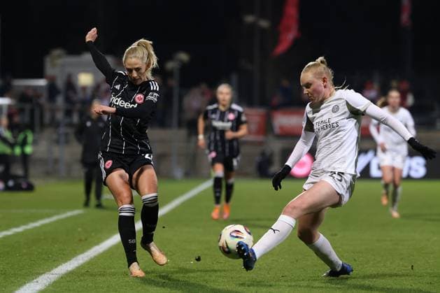 2025.11.20 xJFx Qualifikationsrunde UEFA Women™s Europa Cup 2025 2026 Achtelfinal-Rückspiel Eintracht Frankfurt - PSV Eindhoven v.l., Rebecka Blomqvist (Eintracht Frankfurt), Emma Frijns (PSV Eindhoven), Zweikampf, Action, Aktion, Battles for the Ball (DFL DFB REGULATIONS PROHIBIT ANY USE OF PHOTOGRAPHS as IMAGE SEQUENCES and or QUASI-VIDEO) Copyright: JoaquimxFerreira