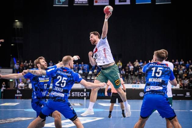 Max Staar (TSV GWD Minden, 27) setzt sich durch gegen Samuel Roethlisberger (TVB Stuttgart, 17), Patrick Zieker (TVB Stuttgart, 25) und re. Simone Mengon (TVB Stuttgart, 15) GER, TVB 1898 Stuttgart - TSV GWD Minden, DAIKIN HBL, Handball, Bundesliga, 13. Spieltag, Spielzeit 2025 2026, 20.11.2025 GER, TVB 1898 Stuttgart - TSV GWD Minden, DAIKIN HBL, Handball, Bundesliga, 13. Spieltag, Spielzeit 2025 2026, 20.11.2025 Stuttgart Copyright: xSandyxDinkelackerx EP_SDR