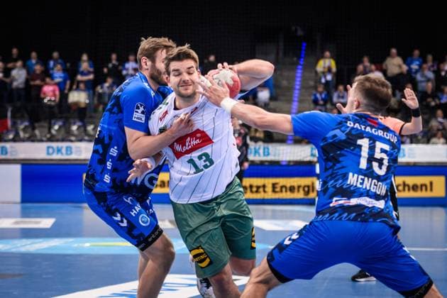 Ian Weber (TSV GWD Minden, 13) vs. Samuel Roethlisberger (TVB Stuttgart, 17), li und Simone Mengon (TVB Stuttgart, 15), re. GER, TVB 1898 Stuttgart - TSV GWD Minden, DAIKIN HBL, Handball, Bundesliga, 13. Spieltag, Spielzeit 2025 2026, 20.11.2025 GER, TVB 1898 Stuttgart - TSV GWD Minden, DAIKIN HBL, Handball, Bundesliga, 13. Spieltag, Spielzeit 2025 2026, 20.11.2025 Stuttgart Copyright: xSandyxDinkelackerx EP_SDR