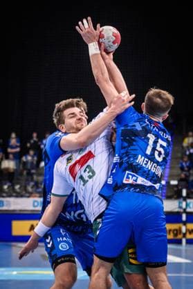 Ian Weber (TSV GWD Minden, 13) vs. verdeckt Samuel Roethlisberger (TVB Stuttgart, 17), li und Simone Mengon (TVB Stuttgart, 15), re. GER, TVB 1898 Stuttgart - TSV GWD Minden, DAIKIN HBL, Handball, Bundesliga, 13. Spieltag, Spielzeit 2025 2026, 20.11.2025 GER, TVB 1898 Stuttgart - TSV GWD Minden, DAIKIN HBL, Handball, Bundesliga, 13. Spieltag, Spielzeit 2025 2026, 20.11.2025 Stuttgart Copyright: xSandyxDinkelackerx EP_SDR