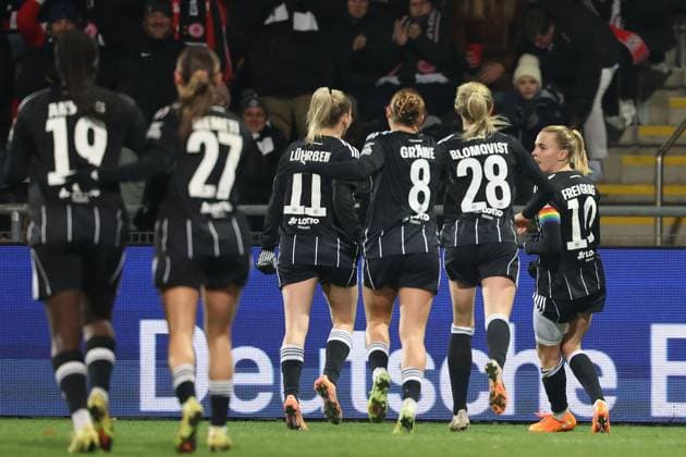 2025.11.20 xJFx Qualifikationsrunde UEFA Women™s Europa Cup 2025 2026 Achtelfinal-Rückspiel Eintracht Frankfurt - PSV Eindhoven v.l., Torjubel, Goal celebration, celebrate the goal um Laura Freigang (Eintracht Frankfurt) (DFL DFB REGULATIONS PROHIBIT ANY USE OF PHOTOGRAPHS as IMAGE SEQUENCES and or QUASI-VIDEO) Copyright: JoaquimxFerreira