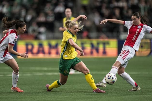 251120 Danique Noordman and Isa Colin of Ajax and Anna Josendal of Hammarby during the UEFA Women s Europa Cup football match between Hammarby and Ajax on November 20, 2025 in Stockholm. Photo: Emma Wallskog BILDBYRAN COP 320 EW0590 fotboll football soccer fotball europa cup hammarby ajax uefa womens europa cup dam bbeng Copyright: EMMAxWALLSKOG BB251120EW032