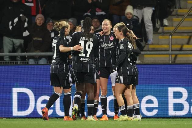 2025.11.20 xJFx Qualifikationsrunde UEFA Women™s Europa Cup 2025 2026 Achtelfinal-Rückspiel Eintracht Frankfurt - PSV Eindhoven v.l., Torjubel, Goal celebration, celebrate the goal um Laura Freigang (Eintracht Frankfurt) (DFL DFB REGULATIONS PROHIBIT ANY USE OF PHOTOGRAPHS as IMAGE SEQUENCES and or QUASI-VIDEO) Copyright: JoaquimxFerreira
