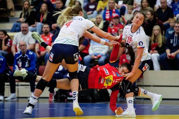 Posten Cup: Norway- Spain Sotra 20251120. Norway s Kristine Breistol (left) and Selma Henriksen (right) during the handball match between Norway and Spain during the Posten Cup in Sotra Arena. Photo: Paul S. Amundsen NTB Sotra Norway EDITORIAL USE ONLY. RESTRICTED USE FOR BETTING COMPANIES Ref:_SPOYD_Bad2q1iM.jpg *** Posten Cup Norway Spain Sotra 20251120 Norway s Kristine Breistol left and Selma Henriksen right during the handball match between Norway and Spain during the Posten Cup in Sotra Arena Photo Paul S Amundsen NTB Sotra Norway EDITORIAL USE ONLY RESTRICTED USE FOR BETTING COMPANIES  Copyright: xPaulxS.xAmundsenx xNTBx