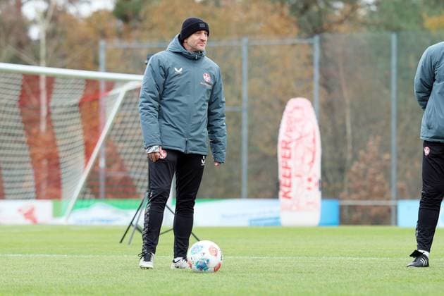 20.11.2025, xrekx, Fussball 2.Bundesliga, 1.FC Kaiserslautern - Training v.l. Torsten Lieberknecht Trainer (1.FC Kaiserslautern) (DFL DFB REGULATIONS PROHIBIT ANY USE OF PHOTOGRAPHS as IMAGE SEQUENCES and or QUASI-VIDEO) Kaiserslautern