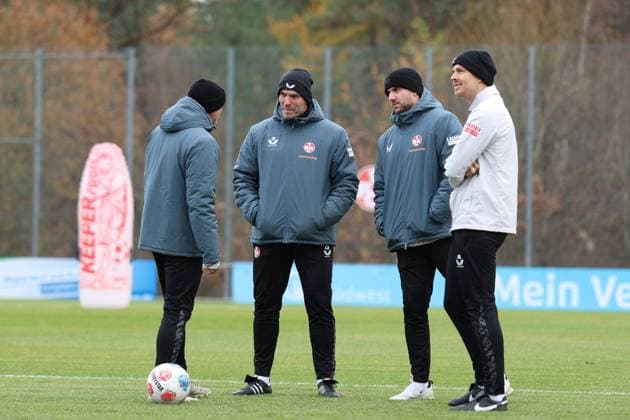 20.11.2025, xrekx, Fussball 2.Bundesliga, 1.FC Kaiserslautern - Training v.l. Torsten Lieberknecht Trainer (1.FC Kaiserslautern) Carsten Rump Co-Trainer (1.FC Kaiserslautern) Max Lieberknecht Videoanalyst (1.FC Kaiserslautern) Jimmy Lohberg Performance Manager (1.FC Kaiserslautern) (DFL DFB REGULATIONS PROHIBIT ANY USE OF PHOTOGRAPHS as IMAGE SEQUENCES and or QUASI-VIDEO) Kaiserslautern