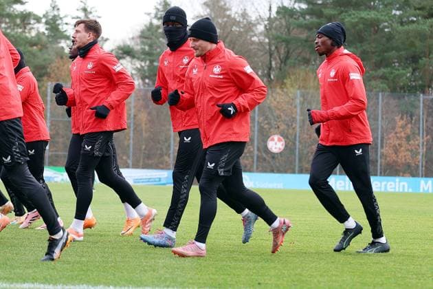 20.11.2025, xrekx, Fussball 2.Bundesliga, 1.FC Kaiserslautern - Training v.l. Daniel Hanslik (1.FC Kaiserslautern) Maxwell Gyamfi (1.FC Kaiserslautern) Marlon Ritter (1.FC Kaiserslautern) Dickson Abiama (1.FC Kaiserslautern) (DFL DFB REGULATIONS PROHIBIT ANY USE OF PHOTOGRAPHS as IMAGE SEQUENCES and or QUASI-VIDEO) Kaiserslautern