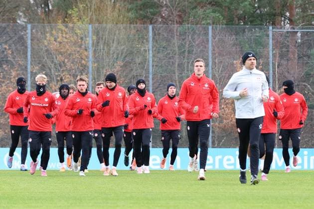 20.11.2025, xrekx, Fussball 2.Bundesliga, 1.FC Kaiserslautern - Training v.l. Mika Haas (1.FC Kaiserslautern) Naatan Skyttä Skyttae (1.FC Kaiserslautern) Paul Joly (1.FC Kaiserslautern) Tobias Raschl (1.FC Kaiserslautern) Fabian Kunze (1.FC Kaiserslautern) Jimmy Lohberg Performance Manager (1.FC Kaiserslautern) (DFL DFB REGULATIONS PROHIBIT ANY USE OF PHOTOGRAPHS as IMAGE SEQUENCES and or QUASI-VIDEO) Kaiserslautern