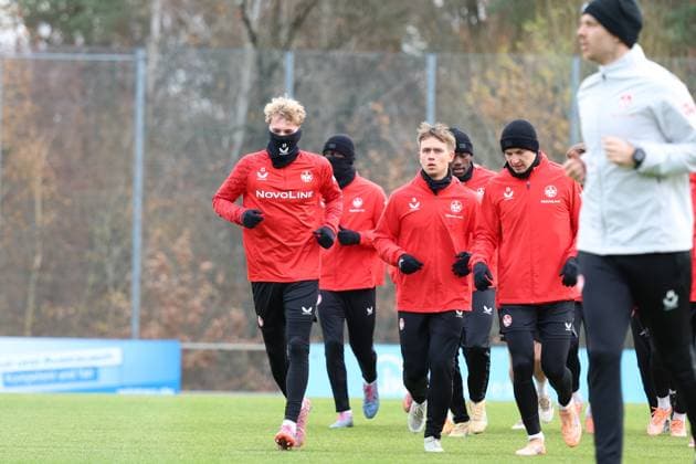 20.11.2025, xrekx, Fussball 2.Bundesliga, 1.FC Kaiserslautern - Training v.l. Mika Haas (1.FC Kaiserslautern) Naatan Skyttä Skyttae (1.FC Kaiserslautern) Paul Joly (1.FC Kaiserslautern) Jimmy Lohberg Performance Manager (1.FC Kaiserslautern) (DFL DFB REGULATIONS PROHIBIT ANY USE OF PHOTOGRAPHS as IMAGE SEQUENCES and or QUASI-VIDEO) Kaiserslautern