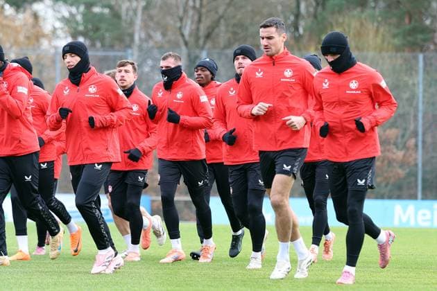 20.11.2025, xrekx, Fussball 2.Bundesliga, 1.FC Kaiserslautern - Training v.l. Tobias Raschl (1.FC Kaiserslautern) Daniel Hanslik (1.FC Kaiserslautern) Luca Sirch (1.FC Kaiserslautern) Dickson Abiama (1.FC Kaiserslautern) Jan Elvedi (1.FC Kaiserslautern) Ivan Prtajin (1.FC Kaiserslautern) Erik Wekesser (1.FC Kaiserslautern) (DFL DFB REGULATIONS PROHIBIT ANY USE OF PHOTOGRAPHS as IMAGE SEQUENCES and or QUASI-VIDEO) Kaiserslautern