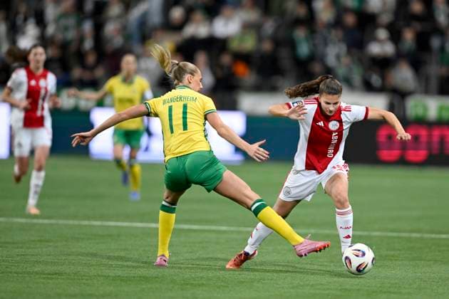 STOCKHOLM, SWEDEN 20251120 Hammarby s Ellen Wangerheim against Ajax s Danique Noordman during the Uefa Women s Europa Cup qualifier football match between Hammarby IF and AFC Ajax at Stockholm Arena (3Arena) in Stockholm, Sweden November 20, 2025. STOCKHOLM SWEDEN x10050x