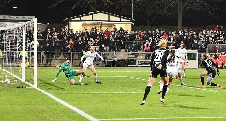 20.11.2025, xhbx, Fussball UEFA Women EuropaCup, Eintracht Frankfurt Frauen - PSV Eindhoven v.l. Goal scored, Tor zum 2:1 durch Laura Freigang (Eintracht Frankfurt Damen), Niccky Evard (PSV Endhoven) kann den Ball nicht halten (DFL DFB REGULATIONS PROHIBIT ANY USE OF PHOTOGRAPHS as IMAGE SEQUENCES and or QUASI-VIDEO) Frankfurt