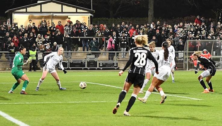 20.11.2025, xhbx, Fussball UEFA Women EuropaCup, Eintracht Frankfurt Frauen - PSV Eindhoven v.l. Goal scored, Tor zum 2:1 durch Laura Freigang (Eintracht Frankfurt Damen), Niccky Evard (PSV Endhoven) kann den Ball nicht halten (DFL DFB REGULATIONS PROHIBIT ANY USE OF PHOTOGRAPHS as IMAGE SEQUENCES and or QUASI-VIDEO) Frankfurt