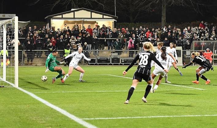 20.11.2025, xhbx, Fussball UEFA Women EuropaCup, Eintracht Frankfurt Frauen - PSV Eindhoven v.l. Goal scored, Tor zum 2:1 durch Laura Freigang (Eintracht Frankfurt Damen), Niccky Evard (PSV Endhoven) kann den Ball nicht halten (DFL DFB REGULATIONS PROHIBIT ANY USE OF PHOTOGRAPHS as IMAGE SEQUENCES and or QUASI-VIDEO) Frankfurt