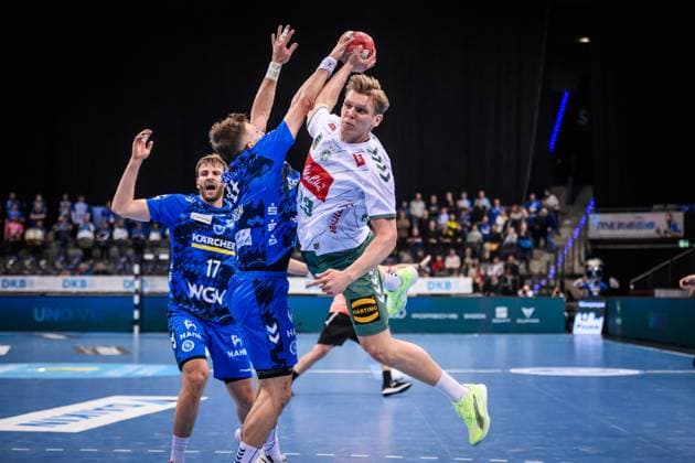 Niclas Benedict Heitkamp (TSV GWD Minden, 23) im Zweikampf mit Simone Mengon (TVB Stuttgart, 15), dahinter noch Samuel Roethlisberger (TVB Stuttgart, 17) GER, TVB 1898 Stuttgart - TSV GWD Minden, DAIKIN HBL, Handball, Bundesliga, 13. Spieltag, Spielzeit 2025 2026, 20.11.2025 GER, TVB 1898 Stuttgart - TSV GWD Minden, DAIKIN HBL, Handball, Bundesliga, 13. Spieltag, Spielzeit 2025 2026, 20.11.2025 Stuttgart Copyright: xSandyxDinkelackerx EP_SDR