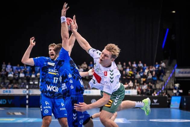 Niclas Benedict Heitkamp (TSV GWD Minden, 23) im Zweikampf mit Simone Mengon (TVB Stuttgart, 15), dahinter noch Samuel Roethlisberger (TVB Stuttgart, 17) GER, TVB 1898 Stuttgart - TSV GWD Minden, DAIKIN HBL, Handball, Bundesliga, 13. Spieltag, Spielzeit 2025 2026, 20.11.2025 GER, TVB 1898 Stuttgart - TSV GWD Minden, DAIKIN HBL, Handball, Bundesliga, 13. Spieltag, Spielzeit 2025 2026, 20.11.2025 Stuttgart Copyright: xSandyxDinkelackerx EP_SDR