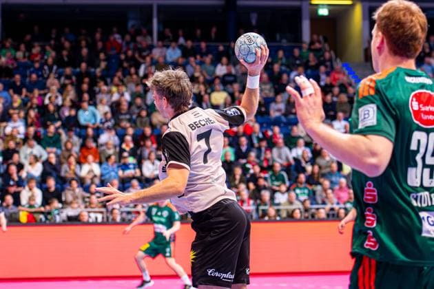 Lukas Becher (Bergischer HC, Nr. 7) (v.l.), TSV Hannover-Burgdorf (grün) gegen Bergischer HC (beige) am 13. Spieltag der Saison 2025 2026 in der DAIKIN Handball-Bundesliga (20.11.2025, ZAG Arena (Hannover, GER), Copyright: xJanxGuentherx xTSVxHannover-Burgdorfx