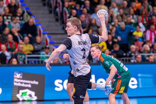 Noah Beyer (Bergischer HC, Nr. 2) (v.l.), TSV Hannover-Burgdorf (grün) gegen Bergischer HC (beige) am 13. Spieltag der Saison 2025 2026 in der DAIKIN Handball-Bundesliga (20.11.2025, ZAG Arena (Hannover, GER), Copyright: xJanxGuentherx xTSVxHannover-Burgdorfx