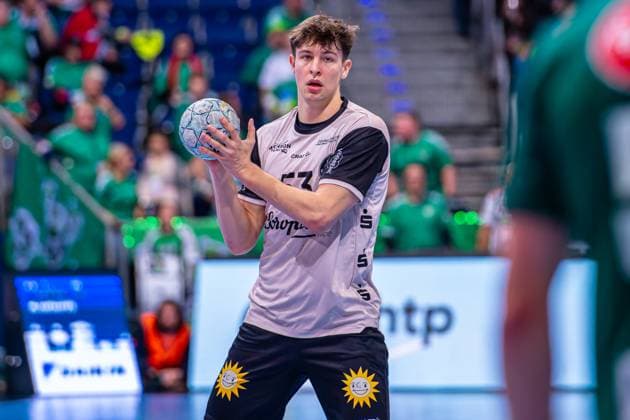 Sören Steinhaus (Bergischer HC, Nr. 53) (v.l.), TSV Hannover-Burgdorf (grün) gegen Bergischer HC (beige) am 13. Spieltag der Saison 2025 2026 in der DAIKIN Handball-Bundesliga (20.11.2025, ZAG Arena (Hannover, GER), Copyright: xJanxGuentherx xTSVxHannover-Burgdorfx