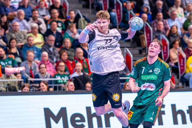 Johannes Wasielewski (Bergischer HC, Nr. 77) (v.l.), TSV Hannover-Burgdorf (grün) gegen Bergischer HC (beige) am 13. Spieltag der Saison 2025 2026 in der DAIKIN Handball-Bundesliga (20.11.2025, ZAG Arena (Hannover, GER), Copyright: xJanxGuentherx xTSVxHannover-Burgdorfx