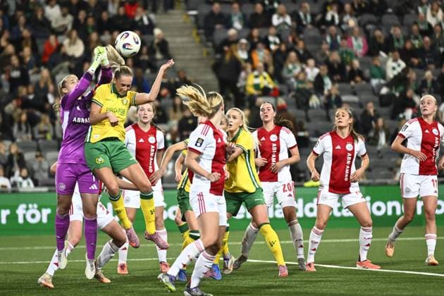 STOCKHOLM, SVERIGE 20251120 Ajax malvakt Regina van Eijk och Hammarbys Ellen Wangerheim i en nickduell under torsdagens Europa Cup-kvalmatch 2 av 2 mellan Hammarby IF och AFC Ajax pa 3Arena. STOCKHOLM SVERIGE x10050x