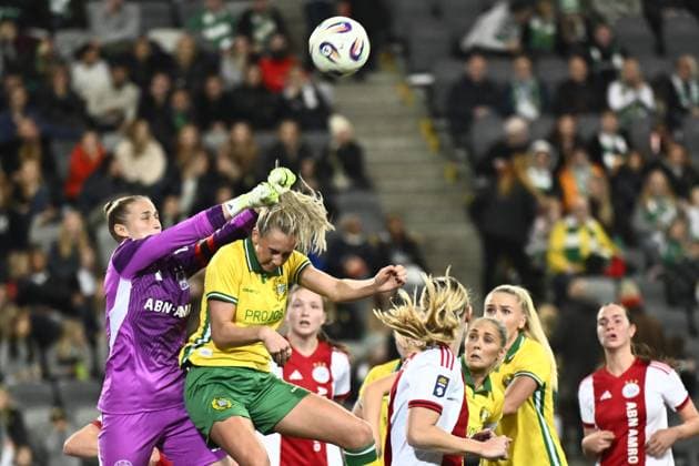 STOCKHOLM, SVERIGE 20251120 Ajax malvakt Regina van Eijk och Hammarbys Ellen Wangerheim i en nickduell under torsdagens Europa Cup-kvalmatch 2 av 2 mellan Hammarby IF och AFC Ajax pa 3Arena. STOCKHOLM SVERIGE x10050x