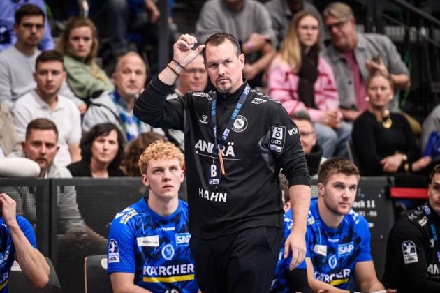 Misha Kaufmann (TVB Stuttgart, Trainer) - kritischer Blick auf die Platte GER, TVB 1898 Stuttgart - TSV GWD Minden, DAIKIN HBL, Handball, Bundesliga, 13. Spieltag, Spielzeit 2025 2026, 20.11.2025 GER, TVB 1898 Stuttgart - TSV GWD Minden, DAIKIN HBL, Handball, Bundesliga, 13. Spieltag, Spielzeit 2025 2026, 20.11.2025 Stuttgart Copyright: xSandyxDinkelackerx EP_SDR