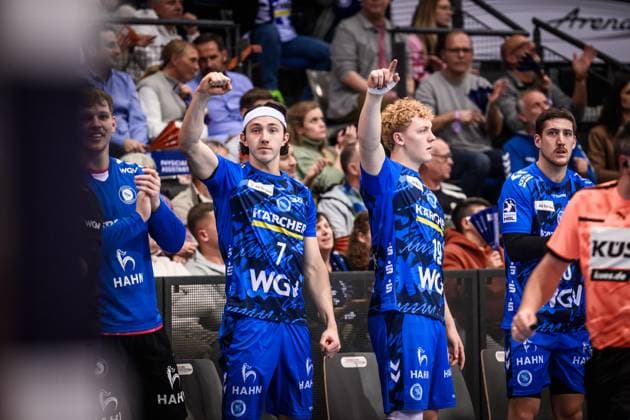 Kasper Thorsen Lien (TVB Stuttgart, 07) in Siegerpose - Support von der Bank GER, TVB 1898 Stuttgart - TSV GWD Minden, DAIKIN HBL, Handball, Bundesliga, 13. Spieltag, Spielzeit 2025 2026, 20.11.2025 GER, TVB 1898 Stuttgart - TSV GWD Minden, DAIKIN HBL, Handball, Bundesliga, 13. Spieltag, Spielzeit 2025 2026, 20.11.2025 Stuttgart Copyright: xSandyxDinkelackerx EP_SDR