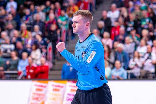 Lukas Diedrich (Bergischer HC, Nr. 16) (v.l.), TSV Hannover-Burgdorf (grün) gegen Bergischer HC (beige) am 13. Spieltag der Saison 2025 2026 in der DAIKIN Handball-Bundesliga (20.11.2025, ZAG Arena (Hannover, GER), Copyright: xJanxGuentherx xTSVxHannover-Burgdorfx