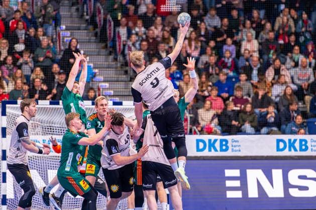 Nico Schöttle (Bergischer HC, Nr. 8) (v.l.), TSV Hannover-Burgdorf (grün) gegen Bergischer HC (beige) am 13. Spieltag der Saison 2025 2026 in der DAIKIN Handball-Bundesliga (20.11.2025, ZAG Arena (Hannover, GER), Copyright: xJanxGuentherx xTSVxHannover-Burgdorfx