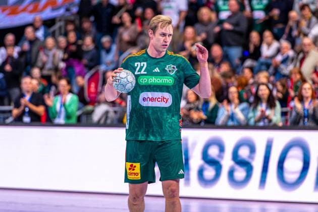 Marian Michalczik (TSV Hannover-Burgdorf, Nr. 22) (v.l.), TSV Hannover-Burgdorf (grün) gegen Bergischer HC (beige) am 13. Spieltag der Saison 2025 2026 in der DAIKIN Handball-Bundesliga (20.11.2025, ZAG Arena (Hannover, GER), Copyright: xJanxGuentherx xTSVxHannover-Burgdorfx