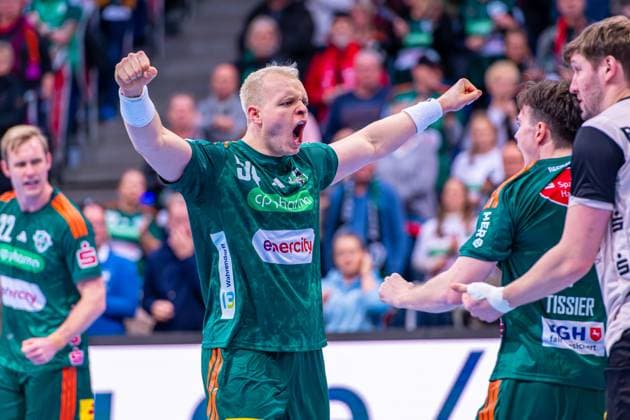 Justus Fischer (TSV Hannover-Burgdorf, Nr. 54) (v.l.), TSV Hannover-Burgdorf (grün) gegen Bergischer HC (beige) am 13. Spieltag der Saison 2025 2026 in der DAIKIN Handball-Bundesliga (20.11.2025, ZAG Arena (Hannover, GER), Copyright: xJanxGuentherx xTSVxHannover-Burgdorfx