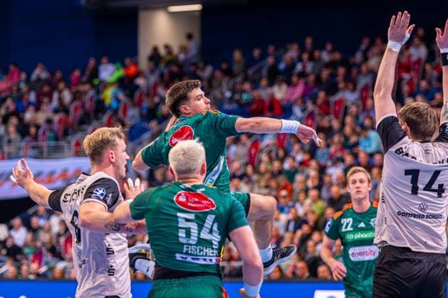 Renars Uscins (TSV Hannover-Burgdorf, Nr. 10) (v.l.), TSV Hannover-Burgdorf (grün) gegen Bergischer HC (beige) am 13. Spieltag der Saison 2025 2026 in der DAIKIN Handball-Bundesliga (20.11.2025, ZAG Arena (Hannover, GER), Copyright: xJanxGuentherx xTSVxHannover-Burgdorfx