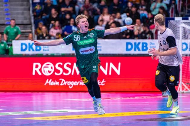 Daniel Weber (TSV Hannover-Burgdorf, Nr. 58) (v.l.), TSV Hannover-Burgdorf (grün) gegen Bergischer HC (beige) am 13. Spieltag der Saison 2025 2026 in der DAIKIN Handball-Bundesliga (20.11.2025, ZAG Arena (Hannover, GER), Copyright: xJanxGuentherx xTSVxHannover-Burgdorfx
