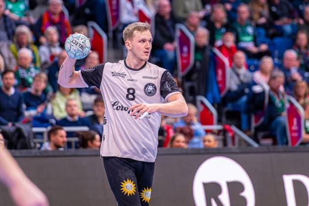 Nico Schöttle (Bergischer HC, Nr. 8) (v.l.), TSV Hannover-Burgdorf (grün) gegen Bergischer HC (beige) am 13. Spieltag der Saison 2025 2026 in der DAIKIN Handball-Bundesliga (20.11.2025, ZAG Arena (Hannover, GER), Copyright: xJanxGuentherx xTSVxHannover-Burgdorfx