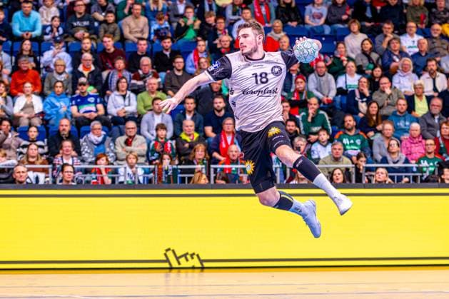 Yannick Fraatz (Bergischer HC, Nr. 18) (v.l.), TSV Hannover-Burgdorf (grün) gegen Bergischer HC (beige) am 13. Spieltag der Saison 2025 2026 in der DAIKIN Handball-Bundesliga (20.11.2025, ZAG Arena (Hannover, GER), Copyright: xJanxGuentherx xTSVxHannover-Burgdorfx