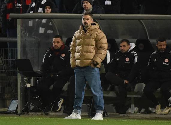20.11.2025, xhbx, Fussball UEFA Women EuropaCup, Eintracht Frankfurt Frauen - PSV Eindhoven v.l. Trainer Niko Arnautis (Eintracht Frankfurt Damen) (DFL DFB REGULATIONS PROHIBIT ANY USE OF PHOTOGRAPHS as IMAGE SEQUENCES and or QUASI-VIDEO) Frankfurt