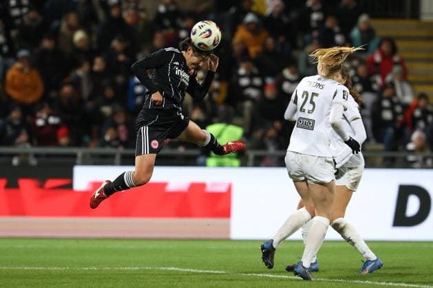 2025.11.20 xJFx Qualifikationsrunde UEFA Women™s Europa Cup 2025 2026 Achtelfinal-Rückspiel Eintracht Frankfurt - PSV Eindhoven v.l., Remina Chiba (Eintracht Frankfurt) Kopfball, Kopfballduell, Emma Frijns (PSV Eindhoven) (DFL DFB REGULATIONS PROHIBIT ANY USE OF PHOTOGRAPHS as IMAGE SEQUENCES and or QUASI-VIDEO) Copyright: JoaquimxFerreira